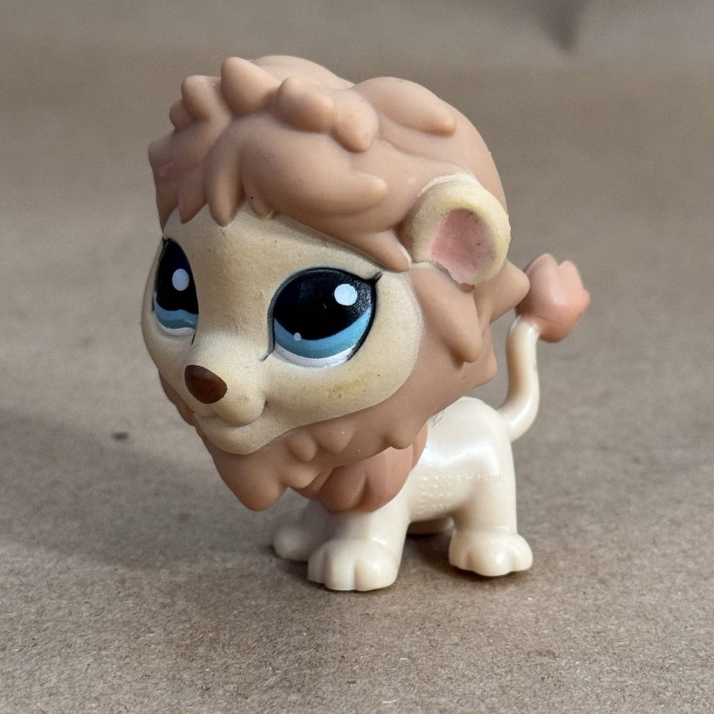 Littlest Pet Shop 2008 Pets Around the World Lion #1112 LPS Beige With Blue Eyes